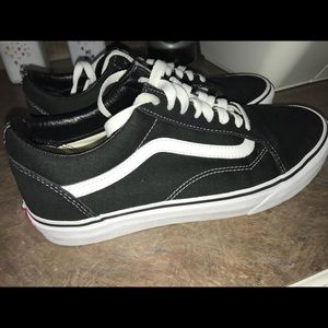 BRAND NEW Vans (Old Skool)